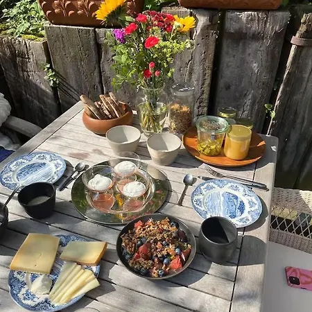 Gemuetliche Reetdachkate An Der Elbe *