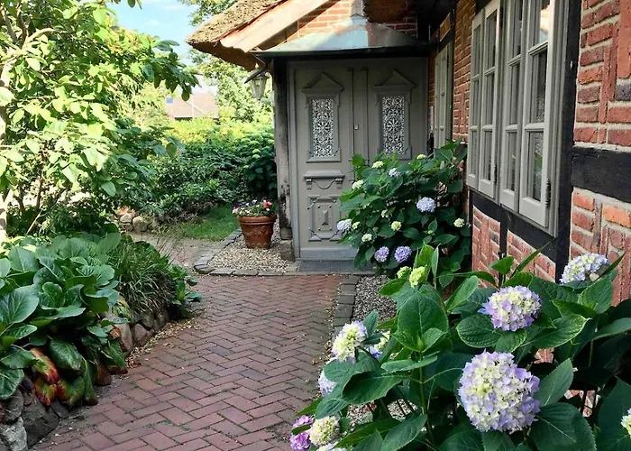 Gemuetliche Reetdachkate An Der Elbe